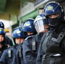 Amerikanac uhićen u Velikoj Britaniji zbog kritiziranja COVID mjera i cjepiva na društvenim mrežama photo