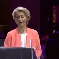 Von der Leyen: “You first!”.. Applause from just one person photo